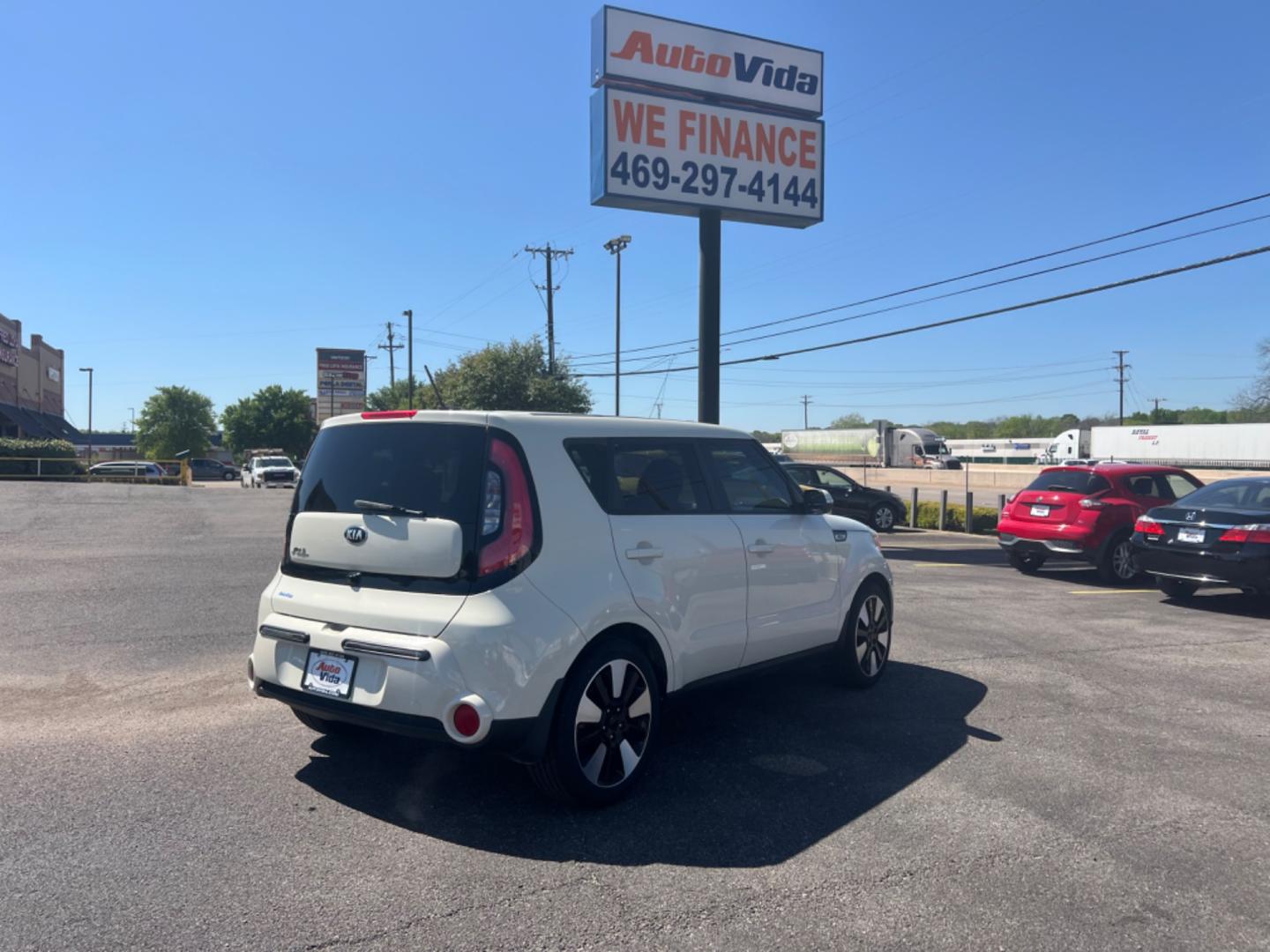 2015 WHITE Kia Soul ! (KNDJX3A59F7) with an 2.0L L4 DOHC 16V engine, 6-Speed Automatic transmission, located at 420 I-35E, Lancaster, TX, 75146, (469) 297-4144, 32.593929, -96.823685 - Photo#6